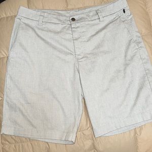Lululemon shorts Large with side pockets and 2 snap back pockets